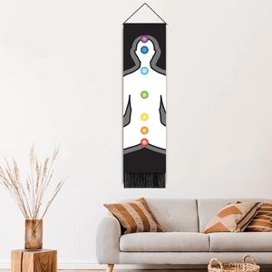 Vertikaler Wandteppich mit sieben bunten Chakra-Symbolen und eleganten schwarzen Fransen