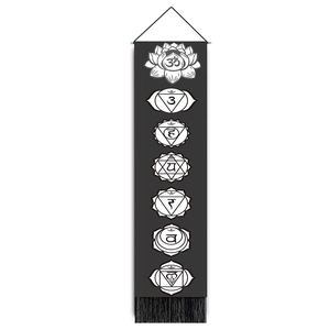 Schwarzer Chakra-Wandteppich mit weißen Mandala-Symbolen, Quasten und Holzstange