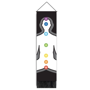 Detail eines Meditations-Chakra-Wandteppichs mit sieben Farben und schwarzen Quasten