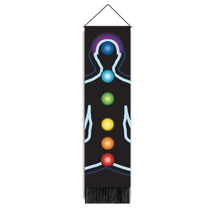 Detailansicht des Sieben-Chakra-Wandteppichs mit schwarzem Stoff, Quasten und Holzstab
