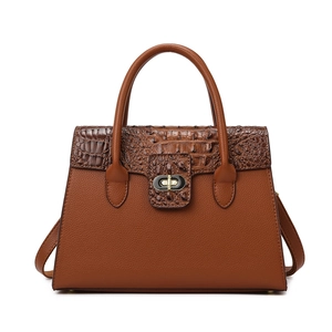 Braune Handtasche aus geprägtem Krokodilleder mit Metallschloss und Schultergurt-Design