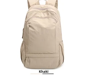 Vooraanzicht van de kaki nylon rugzak met meerdere ritsvakken en handige zijvakken voor opslag