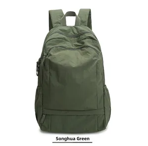 Vooraanzicht van de opvouwbare rugzak in songhua groen met twee ritszakken aan de voorkant