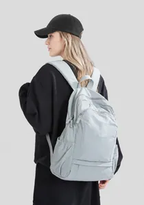 Detail van lichtblauwe waterdichte nylon rugzak met meerdere compartimenten en zijvakken