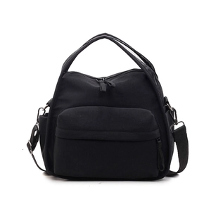 Minimalistische schwarze Nylon-Tragetasche mit verstellbarem Gurt und großer Reißverschlusstasche