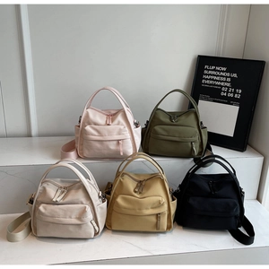 Multifunktionale Nylontaschen in Pink, Grün, Weiß, Gelb und Schwarz auf Marmor