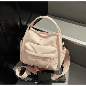 Detailansicht der Nylon-Handtasche mit verstellbarem Schultergurt und praktischem Seitenfach