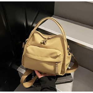 Detailaufnahme der Nylon-Umhängetasche mit Multi-Pocket-Design und breitem Gurt