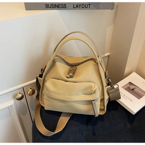 Khaki Nylon-Handtasche mit großer Reißverschlusstasche vorne und verstellbarem Gurt