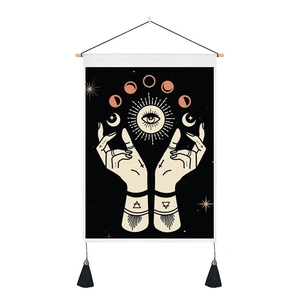 Dettaglio di arazzo mistico con sole, occhio onniveggente, fasi lunari e nappe nere decorative