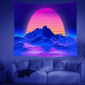 Detalle de tapiz synthwave con montañas de rejilla colgado sobre un sofá en la habitación
