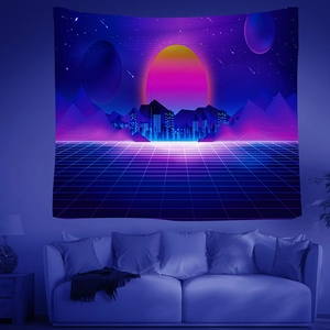 Detalle de un tapiz de pared vaporwave con puesta de sol de neón sobre un sofá