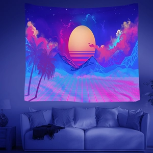 Detalle de tapiz vaporwave con atardecer de neón y palmeras para decoración de cuarto