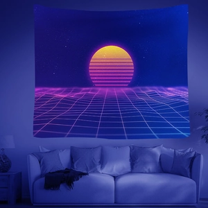 Tapiz Vaporwave con puesta de sol amarilla y rejilla púrpura sobre un sofá moderno