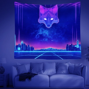 Detalle de tapiz de lobo cyberpunk con geometría de neón y tema de nebulosa azul violeta