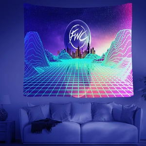 Detalle de un tapiz synthwave con cuadrícula digital, paisaje de neón y logotipo FWC