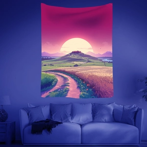 Detalle de tapiz de paisaje artístico con puesta de sol, montañas y camino rural