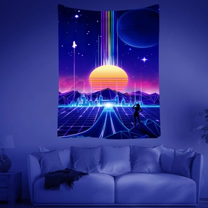 Detalle de tapiz vaporwave con montañas geométricas y puesta de sol cyber en una sala