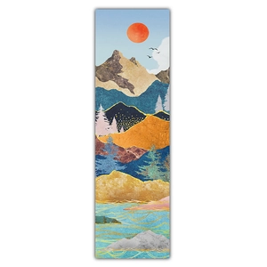 Tapisserie verticale abstraite avec montagnes et vagues dorées au lever du soleil