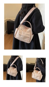 Detail der hellrosa Nylontasche mit funktionellen Taschen und weicher Stoffstruktur