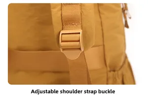 Macro-opname van de nylon schouderband met verstelbare kunststof gesp voor de rugzak