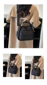 Details der schwarzen Nylon-Tasche mit verstellbarem Gurt und Front-Reißverschluss