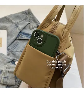 Detail der khakifarbenen Nylontasche mit robuster aufgesetzter Tasche und viel Stauraum