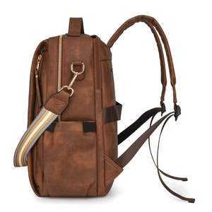 Detailansicht eines Retro-PU-Lederrucksacks mit gestreiftem Gurt und Seitentasche