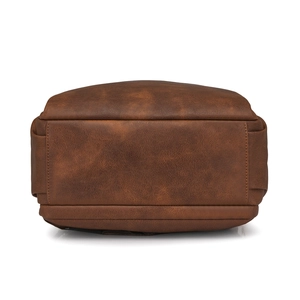 Detailansicht des Bodens vom braunen Vintage-PU-Lederrucksack mit verstärkten Nähten