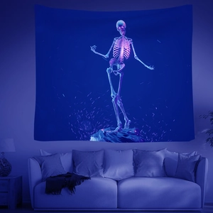 Detail eines Totenkopf-Wandteppichs über einem modernen Sofa im Wohnzimmer
