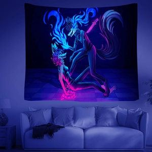 Detail eines fluoreszierenden Wandteppichs mit blauen Füchsen und mystischen Flammen