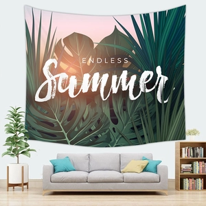 Arazzo tropicale con foglie di monstera e scritta Endless Summer su divano