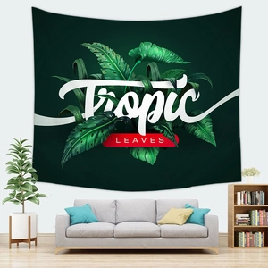 Dettaglio dell'arazzo con foglie tropicali appeso alla parete bianca sopra il divano