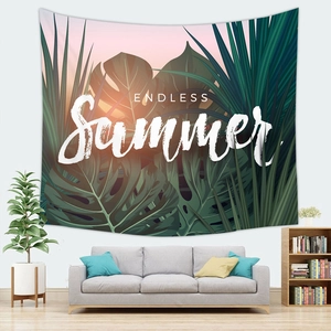 Dettaglio dell'arazzo tropicale con foglie di monstera e scritta Endless Summer in salotto