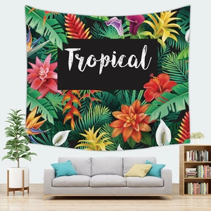Dettaglio di arazzo tropicale con fiori di zenzero e foglie di palma in un soggiorno moderno