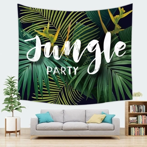 Dettaglio dell'arazzo giungla tropicale con stampa Jungle Party su una parete bianca