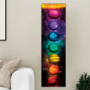 Tapisserie murale verticale système solaire avec planètes colorées dans un salon