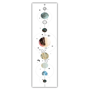 Détail de motifs de planètes et géométrie céleste sur tenture murale en peau de pêche