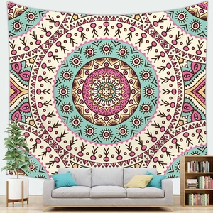 Detail van een bohemien mandala wandkleed hangend boven een grijze bank in de woonkamer