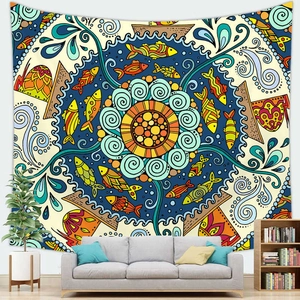 Detail van blauwe oceaan mandala wandkleed met kleurrijke vissen in een woonkamer