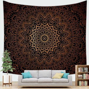 Detail van een zwart en goud mandala wandkleed hangend boven een bank in een woonkamer
