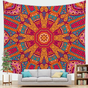 Levendig mandala wandtapijt opgehangen als muurdecoratie boven een bank in de woonkamer