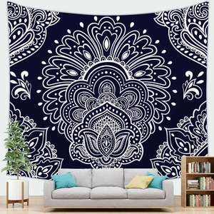 Detailweergave van een marineblauw mandala wandkleed aan een woonkamerwand