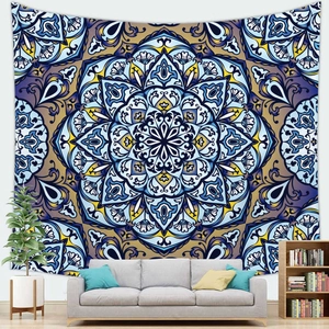 Gedetailleerd zicht op mandala wandkleed met bloemenpatroon hangend boven een grijze bank
