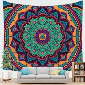 Detail van mandala wandtapijt als decoratieve achtergrond voor een woonkamer