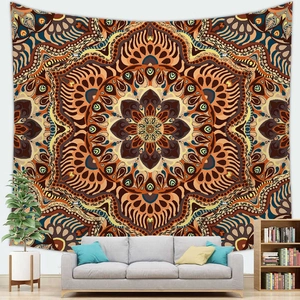 Detail van mandala wandtapijt met warme tinten en florale patronen in een gezellige woonkamer