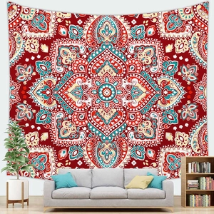 Detail van een bohemien mandala wandkleed aan de muur boven een gezellige bank in de kamer