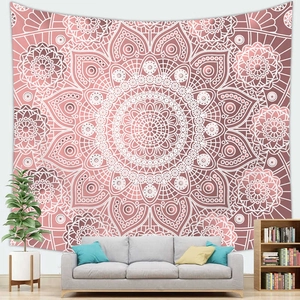 Gedetailleerd roségoud mandala wandkleed boven een grijze bank in een woonkamer