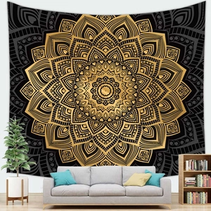 Gedetailleerd zicht op een groot zwart en goud mandala wandkleed in een moderne woonkamer