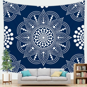 Detailweergave van marineblauw mandala wandtapijt als decoratie in de woonkamer